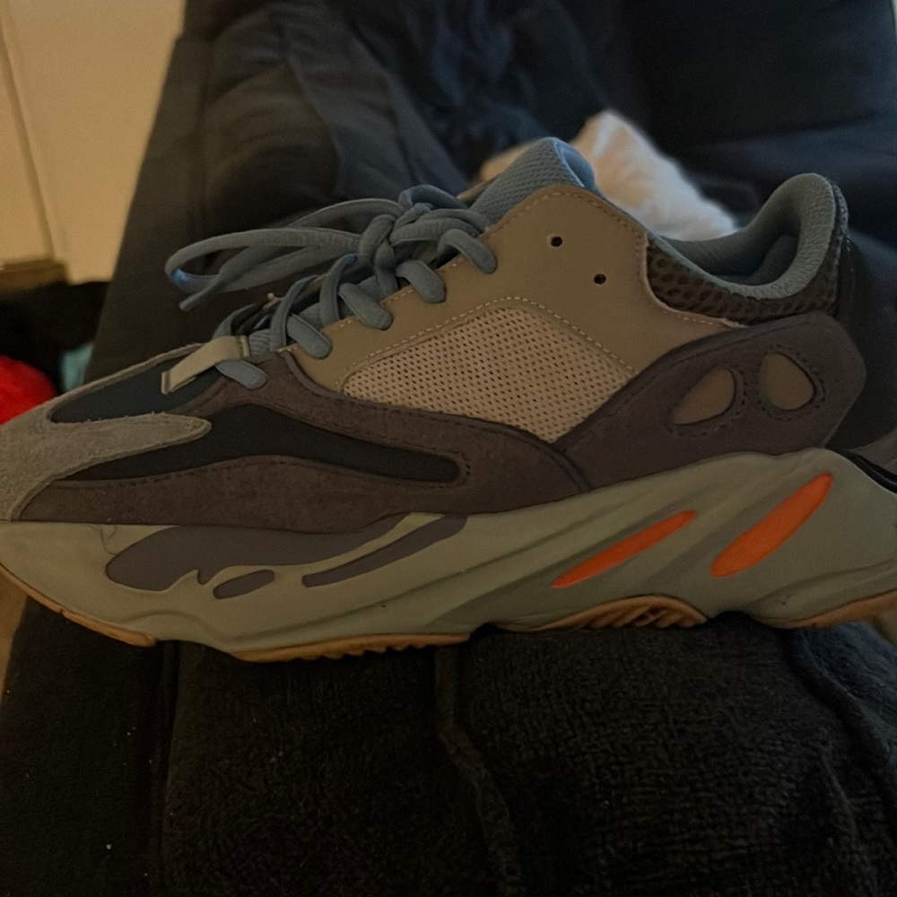 Mens yeezy size 10 lightly worn still crispy 🔥